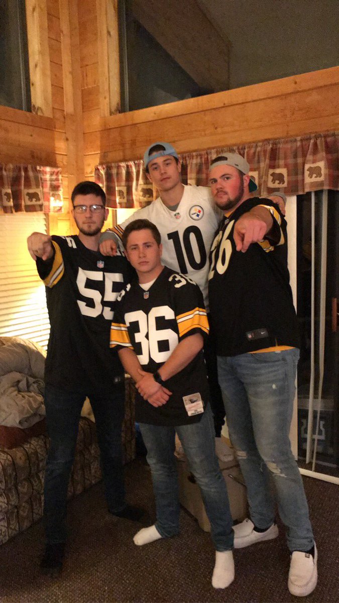 brozich32's tweet image. Happy 21st to one of my best buddies. Don’t get too drunk off them white claws tonight 😂🍻 @bradythomas21