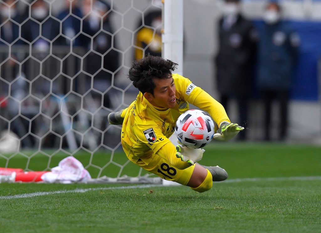 キーパーグローブ 気迫あふれる現代型gk ヴィッセル神戸の飯倉大樹選手 着用モデル Adidas プレデタープロ 特注品 飯倉選手が着用するのは完全プロ仕様のグローブ 2枚目のようなネガティブカットではなく フラットであるポジティブカットになってい キーパーグローブ 気迫あふれる現代型gk ヴィッセル神戸の飯倉大樹選手 着用モデル Adidas プレデタープロ 特注品 飯倉選手が着用するのは完全プロ仕様のグローブ 2枚目のようなネガティブカットではなく フラットであるポジティブカットになってい