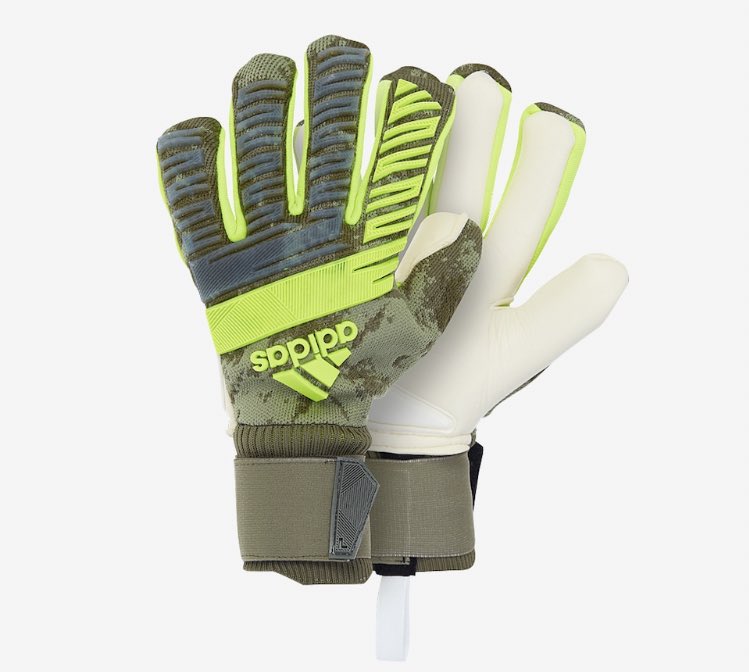 gkgloves1's tweet photo. 気迫あふれる現代型GK！ヴィッセル神戸の飯倉大樹選手！

着用モデル
adidas プレデタープロ(特注品)

飯倉選手が着用するのは完全プロ仕様のグローブ！
2枚目のようなネガティブカットではなく、フラットであるポジティブカットになっています！
新モデルに変わるかも要注目です！

#JリーグGK豆知識 https://t.co/VaP6R7Xr4d
