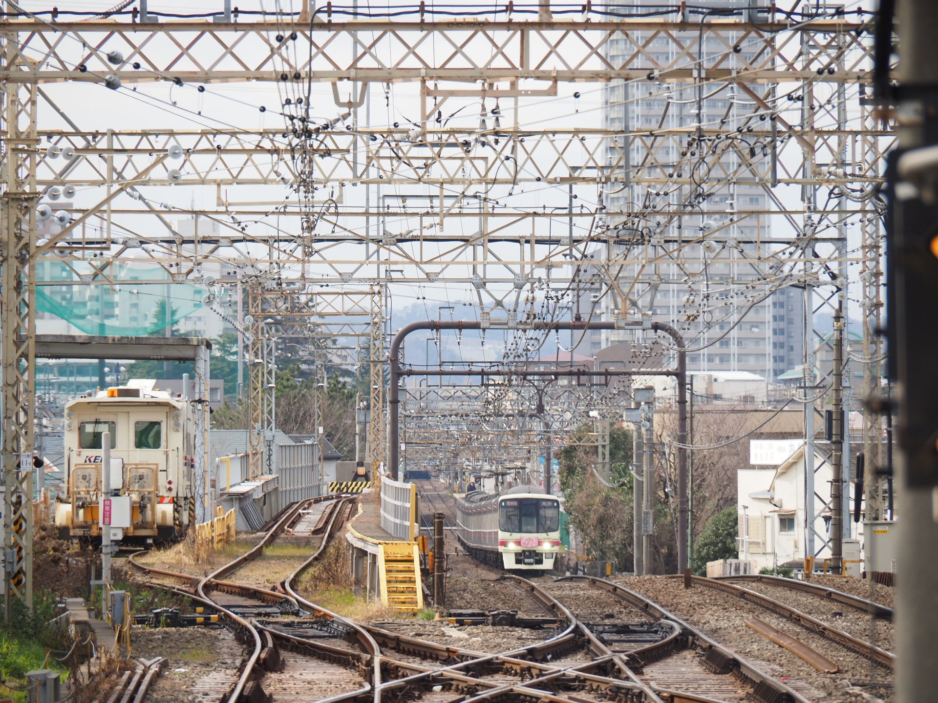 うわらば 京王線 つつじヶ丘と柴崎間の架線にビニール袋が引っ掛かって一時的に電車止まっちゃったけど ビニール袋は風で飛んでいったので現在は運転再開済 今日 風強いからね