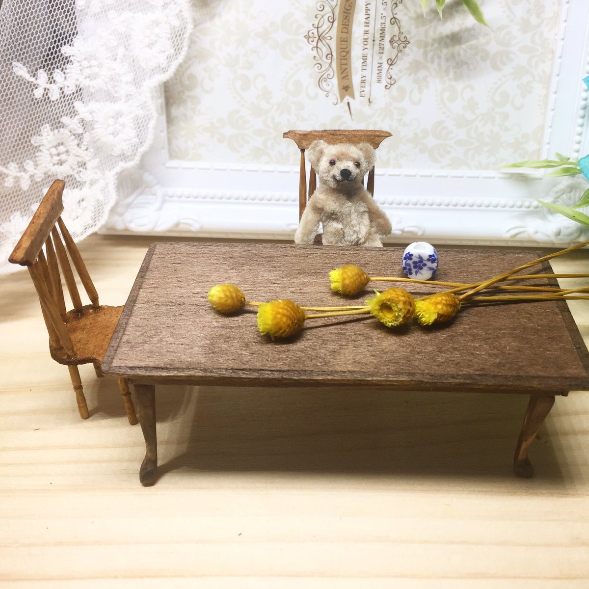 NaemaDiy's tweet photo. 椅子とテーブル作った！
テーブルの脚を何度も失��したので、指が痛いけど楽しかった☺️

近所に #河津桜 が綺麗にさいてた🌸

 #miniature #miniaturebear #テディベア #teddybear  #手作り #miniature #miniaturehouse #handmade #dollhouse #miniatures #手づくり #dollhouseminiatures #モールベア https://t.co/v0iqXvPgcM