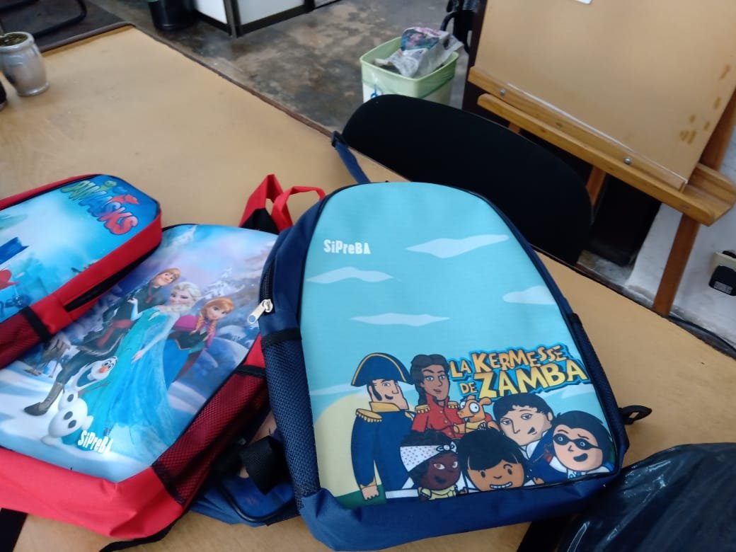 TrabajadoresNA's tweet photo. Los nenes y las nenas hijas de trabajadores de la agencia NA ya comienzan a recibir los kits escolares que repartió el @SiPreBA https://t.co/tvLr8DyDwn