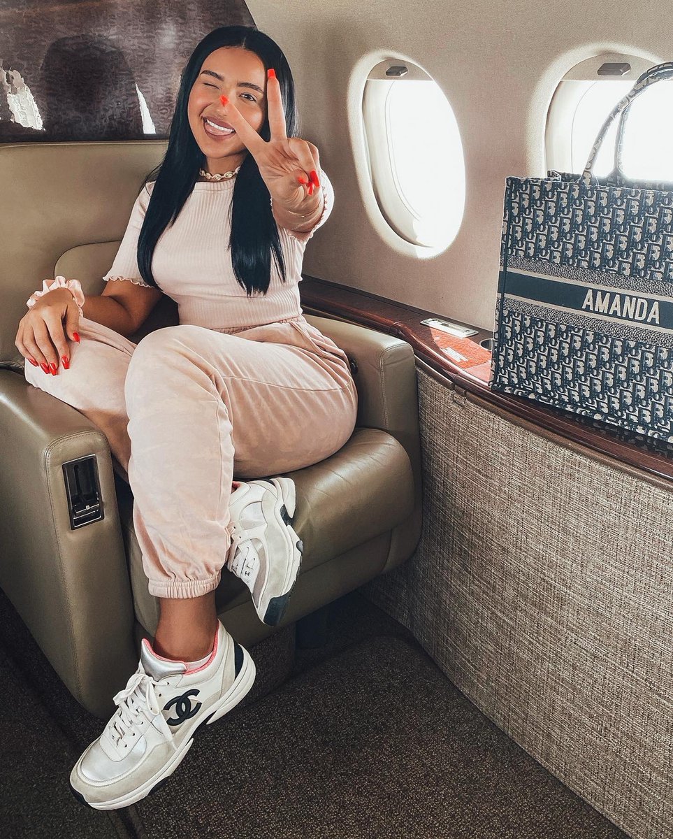 AmandaEnsing's tweet photo. Friday feels 🤪✈️ https://t.co/UBuegElIP4