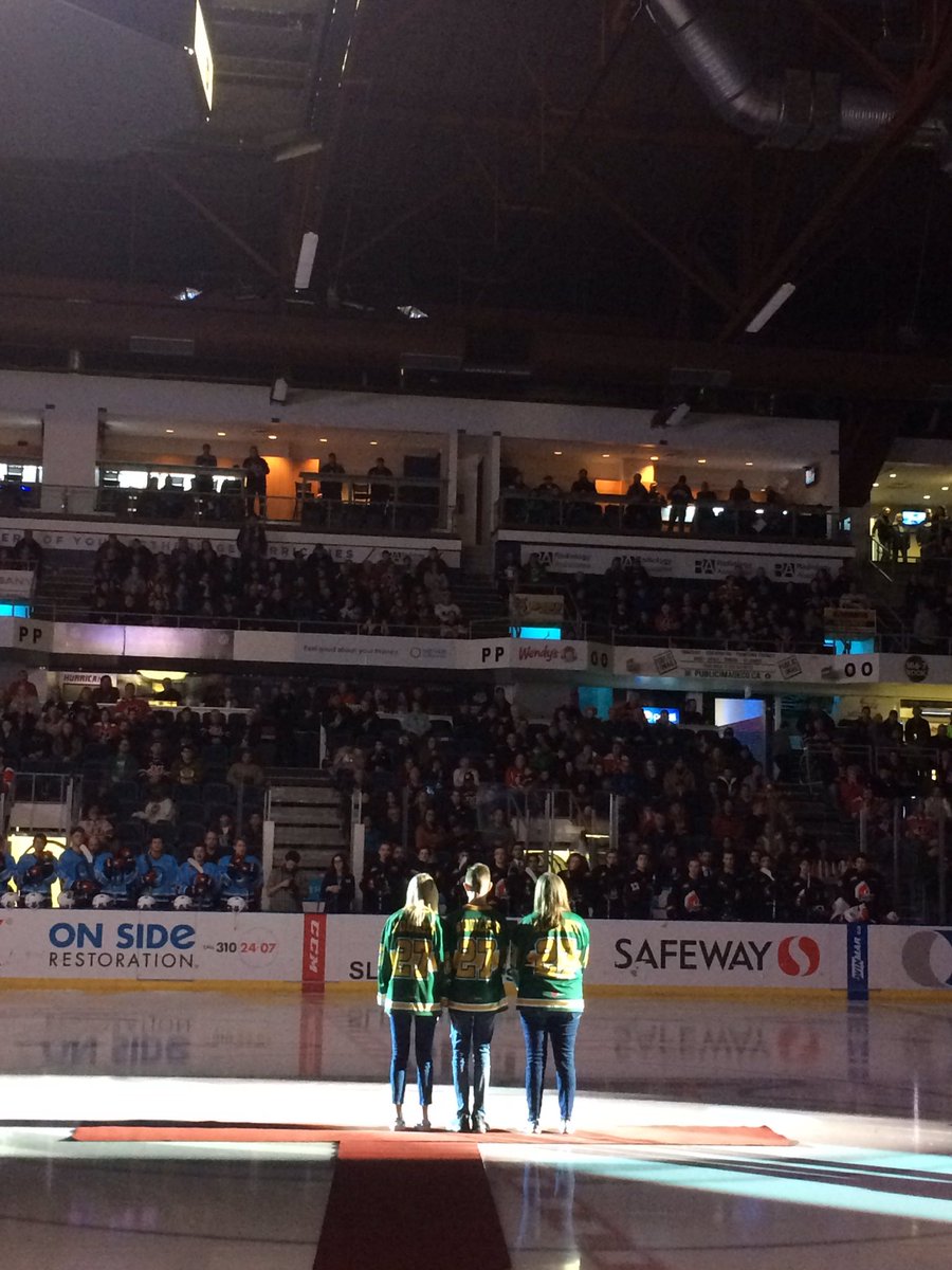 kidneymarch's tweet photo. We are at the #WHL Lethbridge hurricanes game tonight promoting #OrganDonation  Thank you Suggit family for dropping the puck to shine the light on organ donation and to honour Ric and Logan’s legacy. Organ donors are heroes.  #KidneyCanada #WHL #LoganBouletEffect #KidneyMarch https://t.co/vU1qeZbzEz
