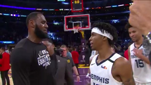 [情報]Lebron賽後與Ja Morant擁抱相談