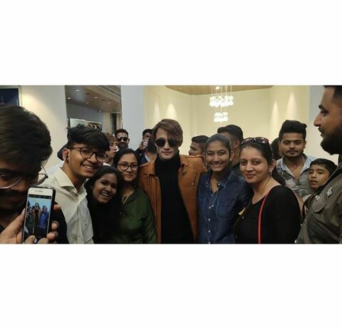 IamAsimRiaz1's tweet photo. Some of the pictures of the fans who were out their on Surat,Gujarat to show their love &amp; support towards our champ @imrealasim !!

#AsimRiaz #ThankYouAsimRiaz #AsimInGujarat https://t.co/PivSnnH0sB