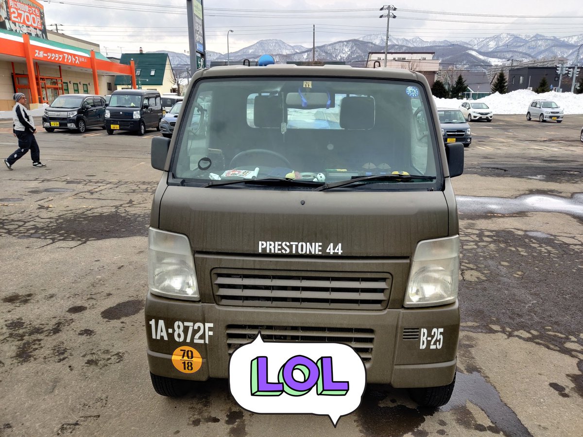 ココナ少佐 Auf Twitter カッコイイ車を見つけたのでオーナーさんに話しかけました 現在も改造中で全部自分で整備や塗装をしたそうですね やはりこの手の趣味の方のお話しはマニアックで面白いです スズキ キャリー 軽トラ ミリタリー