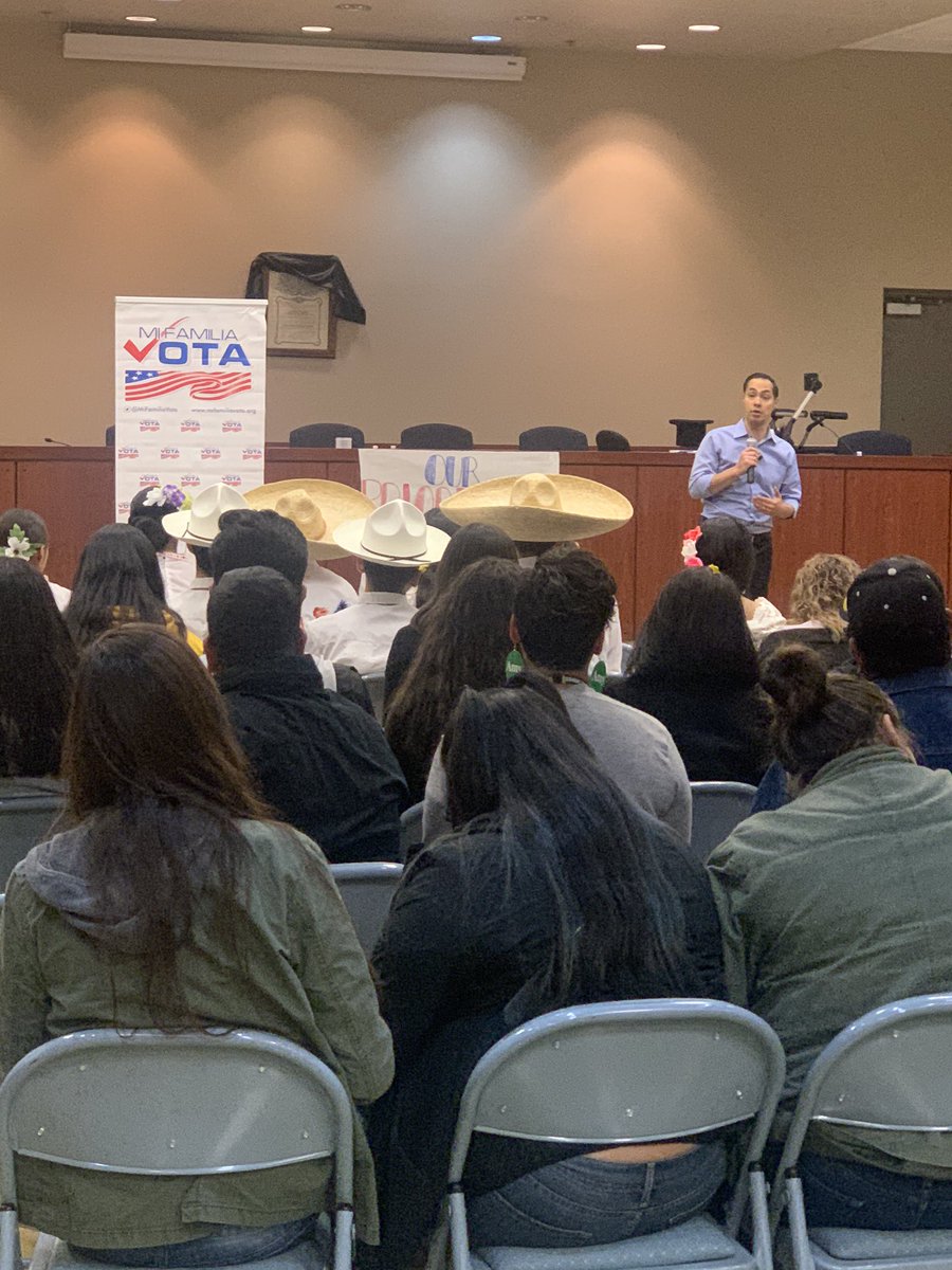 SelenaTorresNV's tweet photo. Thank you @JulianCastro for stopping by our Nevada Hispanic legislator Caucus and @MiFamiliaVota presidential Town Hall today. #caucustraining #NVCaucus https://t.co/ljSiWGmyWc