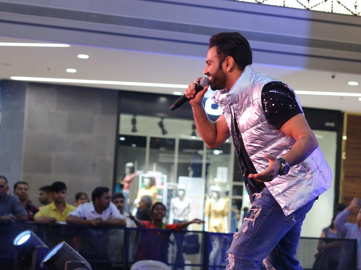 RCityMall's tweet photo. An evening full of Entertainment, Entertainment and Entertainment! Incredible display of music and performance by the star performer @Sreeram_singer at the #RCityArtFestival2020. More performances lined up at the #RCAF2020 just for you.
#RCity #ArtForAll #MusicalPerformance https://t.co/n82YBD3qAO