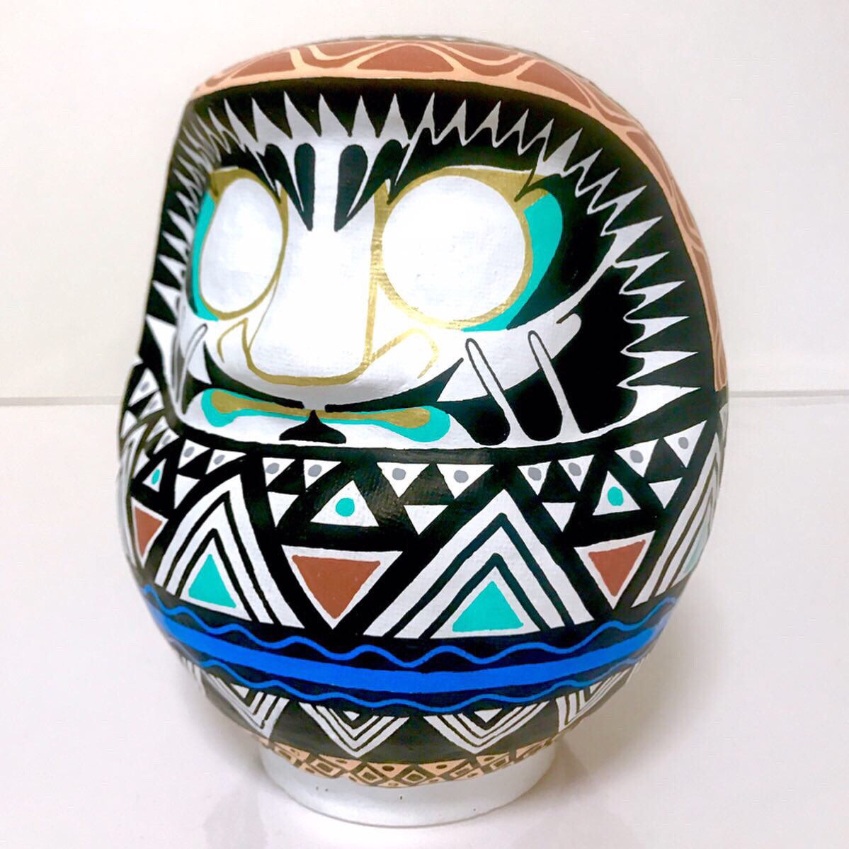 CGERONE's tweet photo. うたげやART達磨
オーダー作品
羽根とボヘミアンの雰囲気で格好良くとの事で描きました。
オーダー承りますのでお気軽にお問い合わせ下さい。
#cger #うたげや #うたげや達磨 #達磨 https://t.co/qzQHAJYKqH