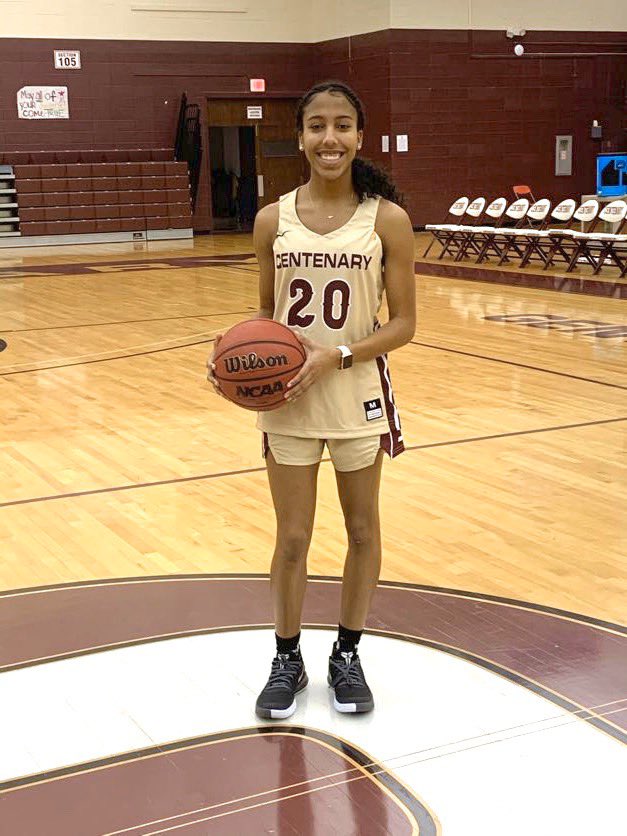 micahdionne01's tweet photo. I would like to thank @CoachJSchmitz and staff for the amazing visit and I’m blessed to announce my first official offer!! #Goladies https://t.co/miSbJMubtr