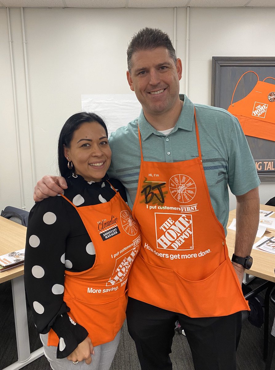 Cloeratorres's tweet photo. Iβve got the opportunity to meet so many inspirational people this week. People, who like many (including myself) started as a PT job only to get by... realized its a great company to work for & made it our career. #HDUAD #ASMtraining #KnowledgeIsPower https://t.co/vAqISmaf7c