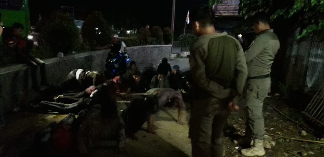 Kegiatan satpol pp purwakarta, malam tadi, melaksanakan penertiban anjal yang mau naek truck di sekitaran wilayah sadang purwakarta
<a href="/ratna_anne/">anne ratna mustika</a> <a href="/DediMulyadi71/">Kang Dedi Mulyadi</a> <a href="/DiskominfoPWK/">Diskominfo Purwakarta</a> @BKPSDM_PWK <a href="/InspPwk/">INSPEKTORAT DAERAH</a>