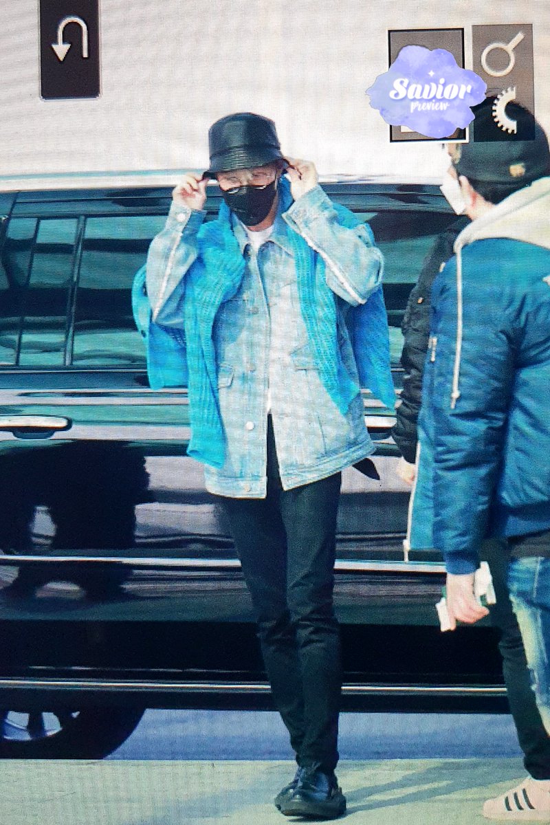 SAVIOR_525's tweet photo. 200222 인공출국 #태민 #TAEMIN 

바람 넘 많이 불어서 모자 잡구  🐶귀여워 ㅠㅠ https://t.co/m5rtuHmdNu