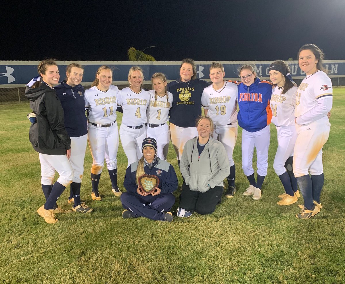 BishopSoftball's tweet photo. Packed stands tonight for a solid 18-3 win vs Seven Rivers🥳🤩🥎 #fastpitch #canes #grindtime #family #Bishopstrong #WeareBishop #A1’ers https://t.co/AyHi1uCj80