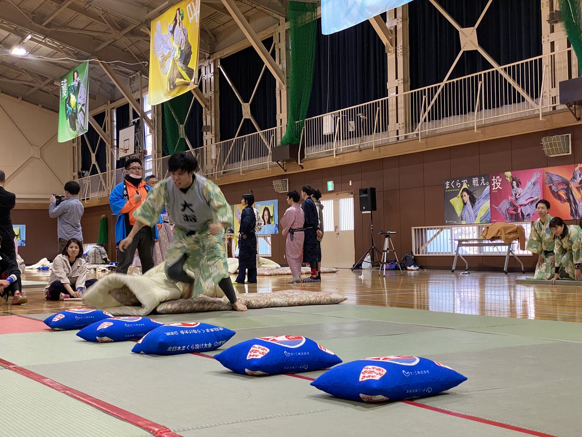 makuranageJP's tweet photo. 試合の立ち上がり、大将が牽制を入れてから、リベロ裏に選手が入って穴熊の布陣をつくるまでの動きがスムーズ。

#GUPE #まくら投げ　#全日本まくら投げ大会 https://t.co/Yu3XWJWI6H