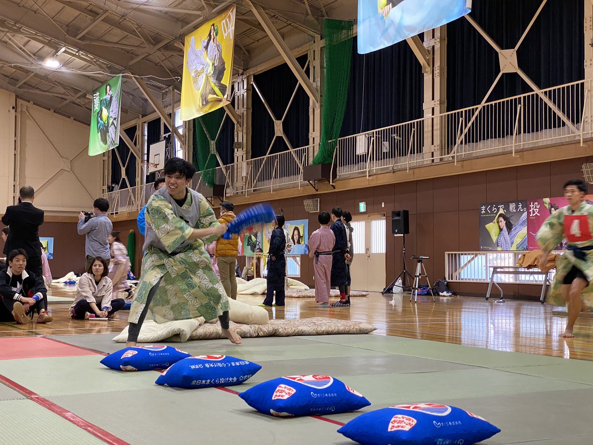 makuranageJP's tweet photo. 試合の立ち上がり、大将が牽制を入れてから、リベロ裏に選手が入って穴熊の布陣をつくるまでの動きがスムーズ。

#GUPE #まくら投げ　#全日本まくら投げ大会 https://t.co/Yu3XWJWI6H