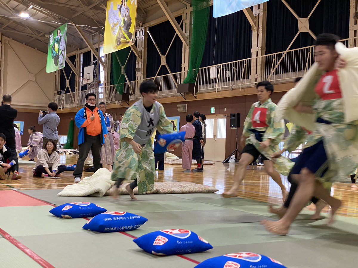 makuranageJP's tweet photo. 試合の立ち上がり、大将が牽制を入れてから、リベロ裏に選手が入って穴熊の布陣をつくるまでの動きがスムーズ。

#GUPE #まくら投げ　#全日本まくら投げ大会 https://t.co/Yu3XWJWI6H