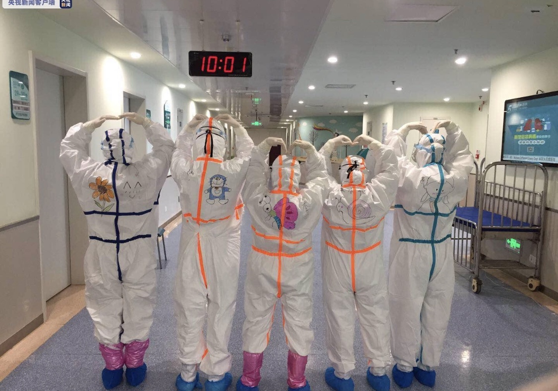 CGTNOfficial's tweet photo. To relief the fears of young #COVID19 child patients who are being treated in the quarantined hospital without their parents, medical staff have drawn stick cartoon figures on safety suits for them to color. https://t.co/ACqH45UFLv