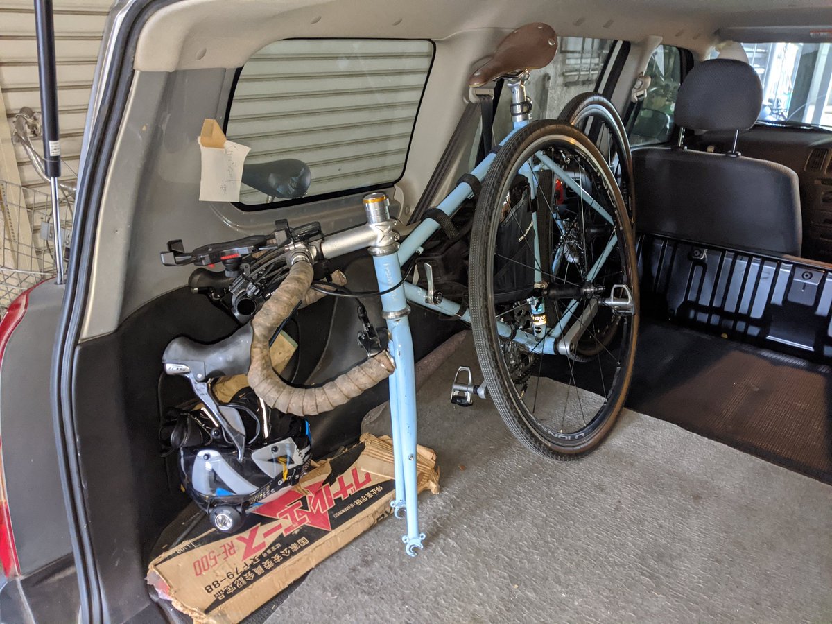 しぶやはるみ サクシード プロボックス は前輪を外せばロードバイクを積載できる 私は51センチでサドル低めだから後輪つけたまま立たせて積めるけど人によっては無理かも ちなみに 積み込む瞬間は斜めにしないと入らない Twitter