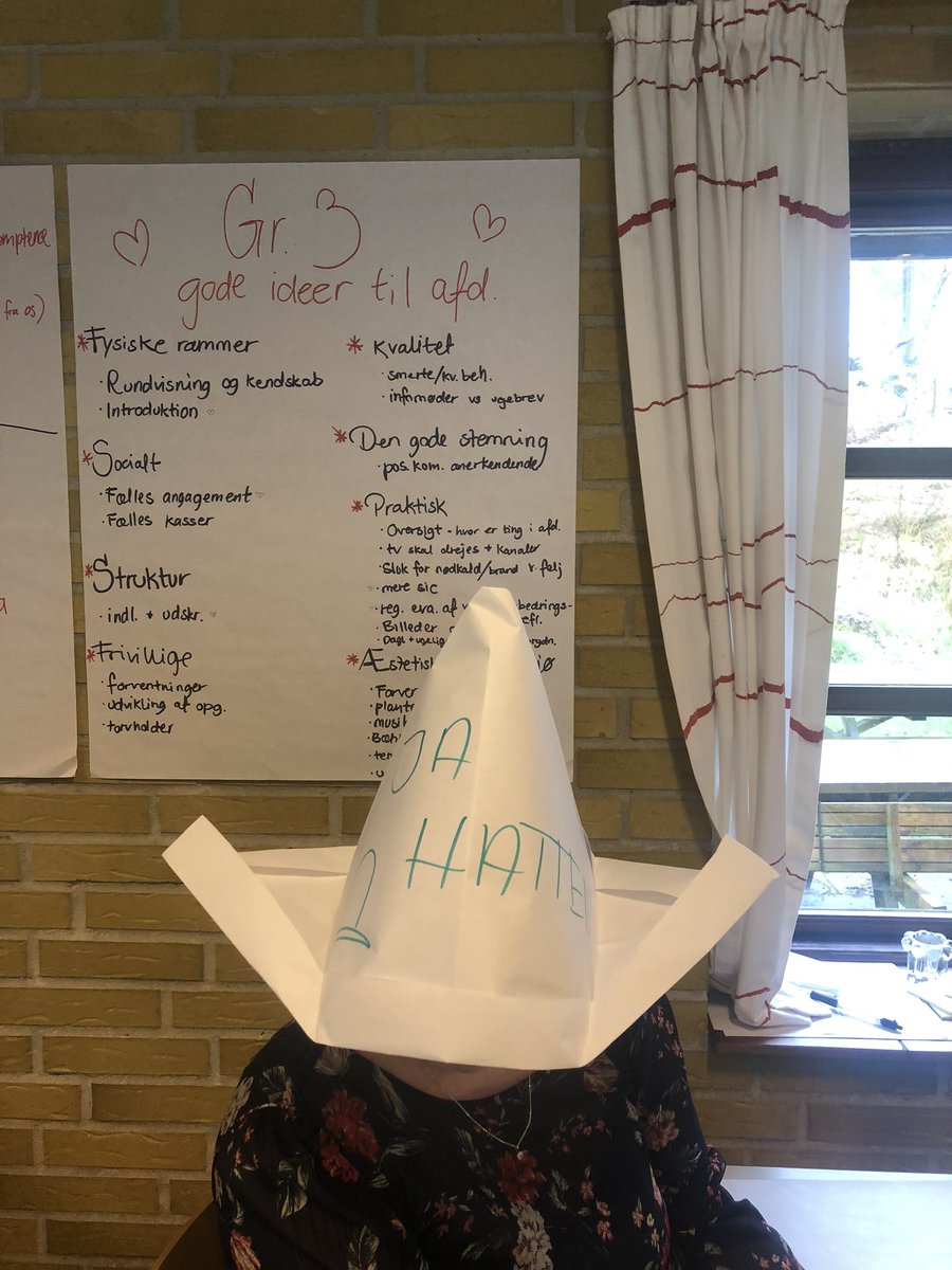 En stor Fornøjelse at dele elementerne fra #bevidstudviklendeorganisation med en ny flok @HorsensHospital - masser energi og engagement i vores fælles sengeafsnit. Spredes ringene i vandet? En spontant foldet Ja-hat blev det i hvertfald til. What’s not to like😉 #joyinwork