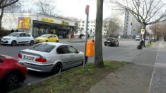 Wieder ein #Falschparker in #Berlin in Holländerstraße: #WegDa! B-JM 2525 steht im absoluten Haltevwrbotuns in der Eindahrt 22.02.2020