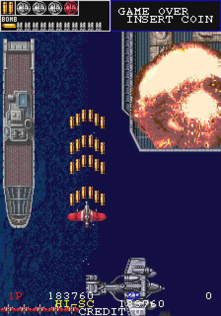 3面は海面。巡洋艦を攻撃し沈めるとボコボコと泡が出つつ沈没していき重油が広がる。今目線で見ても狂っている芸細のこだわりで、しかしながらこの効果によって登場する兵器たちに実在感と生命が吹き込まれたとも言える。海は岩礁と泡立つ白波、ラスタースクロールによる揺らぎも美しかった。