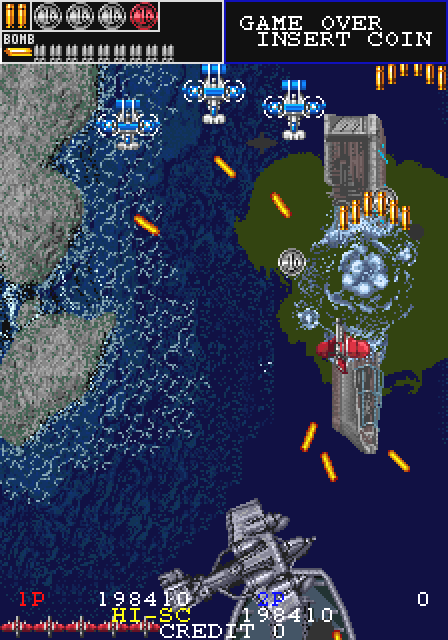 3面は海面。巡洋艦を攻撃し沈めるとボコボコと泡が出つつ沈没していき重油が広がる。今目線で見ても狂っている芸細のこだわりで、しかしながらこの効果によって登場する兵器たちに実在感と生命が吹き込まれたとも言える。海は岩礁と泡立つ白波、ラスタースクロールによる揺らぎも美しかった。