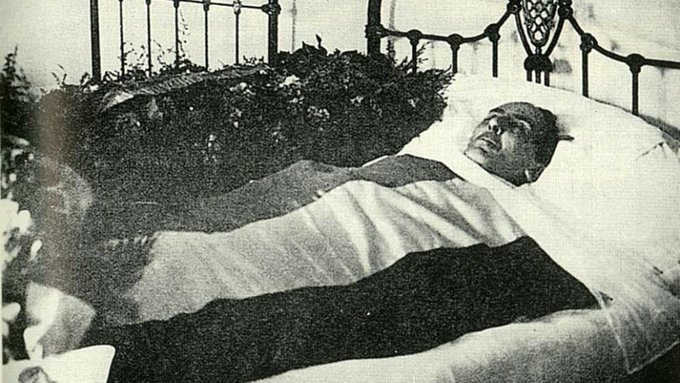 Tal día como hoy hace 81 años fallecía el poeta Antonio Machado. 

Murió en el exilio sumido en la tristeza con una bandera republicana. Escribió: "El arma más destructiva que utiliza el fascismo es la mentira".

No olvidemos nuestro pasado.