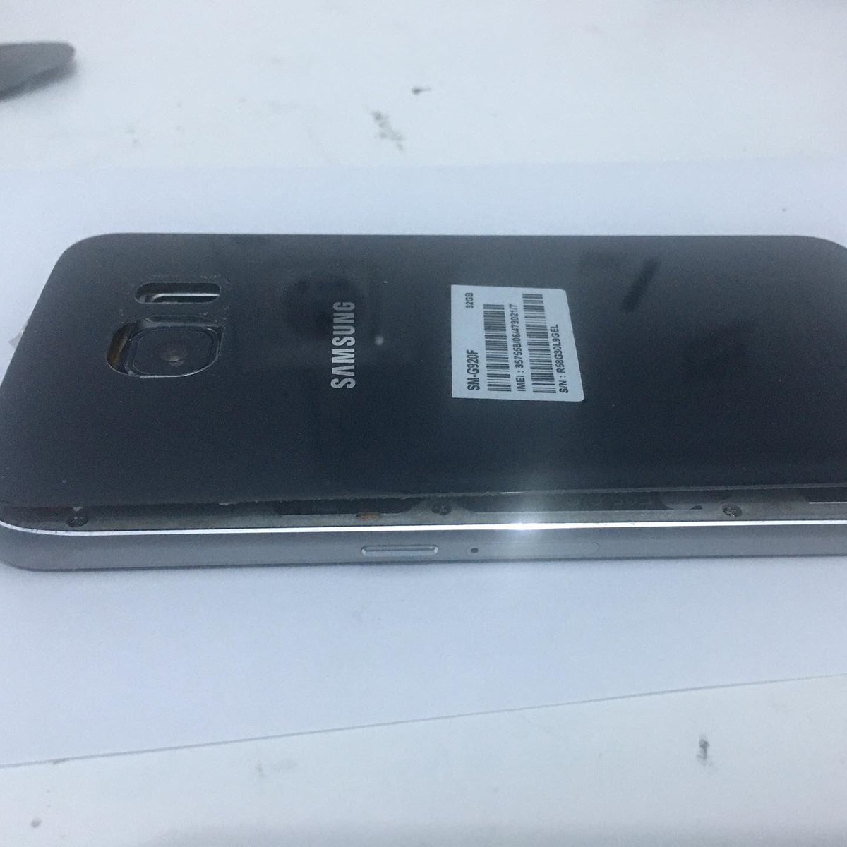 Aservix's tweet photo. Reparación de Samsung S6 que la batería se había hinchado y había deformado por completo el teléfono. Somos servicio técnico propio, estamos en calle ciudad de montilla local número 2 Cp 41008 Sevilla. https://t.co/sGONMylvJ5