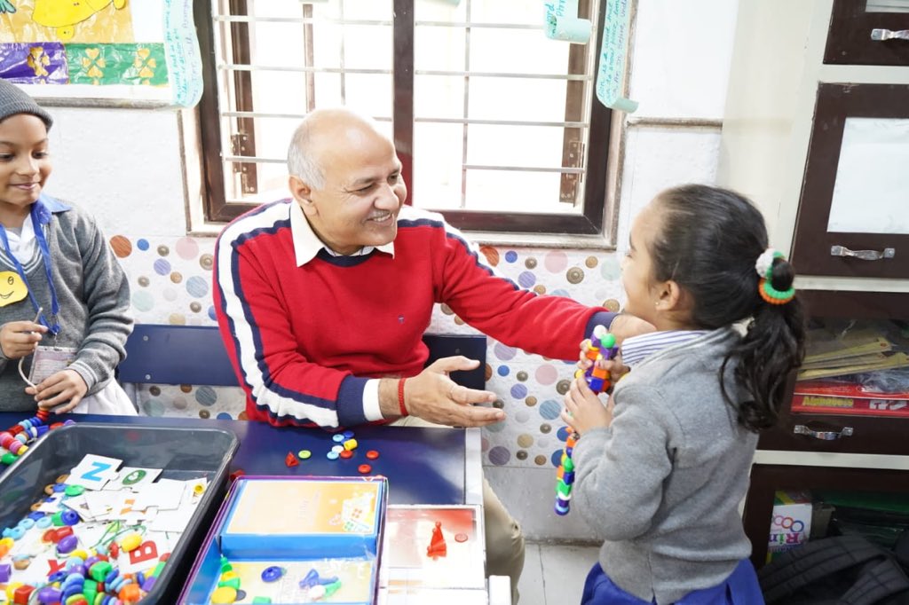 AamAadmiParty's tweet image. Dy CM &amp;amp; Education Minister @msisodia  begins his third term with a special meeting with the students of a #HappinessClass

Delhi schools are busting stress with &apos;Happiness classes&apos;