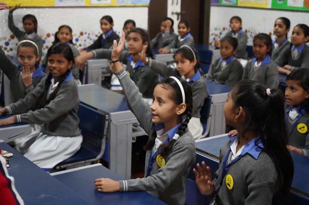 AamAadmiParty's tweet image. Dy CM &amp;amp; Education Minister @msisodia  begins his third term with a special meeting with the students of a #HappinessClass

Delhi schools are busting stress with &apos;Happiness classes&apos;