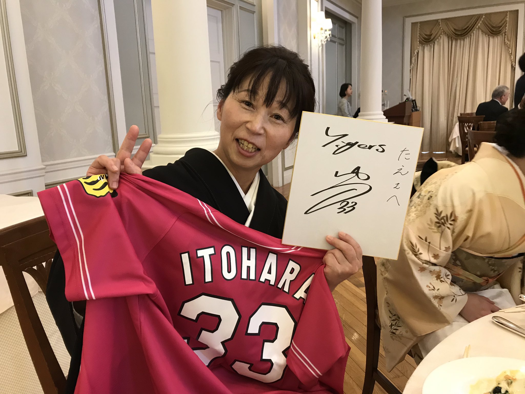 岡田章吾 Twitterissa 姉の結婚式 母が好きな阪神タイガースの糸原くんのユニフォームでサプライズ登場 からのサプライズでユニフォーム プレゼント からの直筆サイン 名前入 をサプライズプレゼント すげぇ
