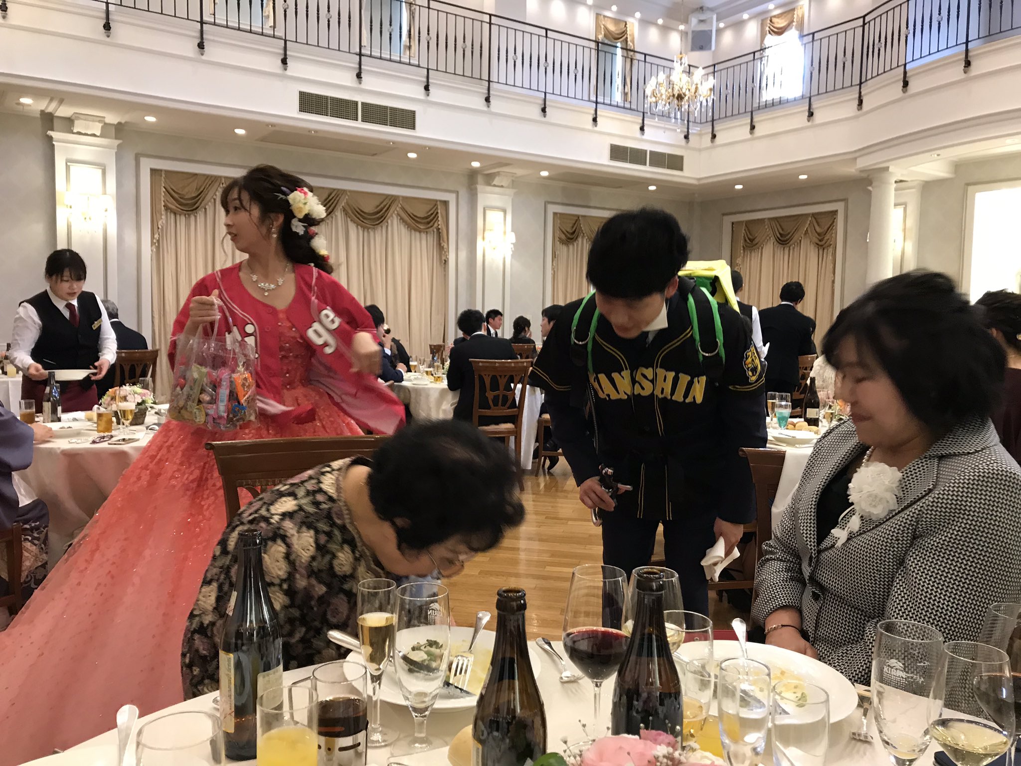 岡田章吾 Twitterissa 姉の結婚式 母が好きな阪神タイガースの糸原くんのユニフォームでサプライズ登場 からのサプライズでユニフォーム プレゼント からの直筆サイン 名前入 をサプライズプレゼント すげぇ