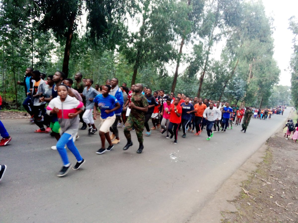 JdlCroix1's tweet photo. Ku rwego rwa @BureraDistrict none aha #KomiteNyobozi yifatanyije n'Abaturage muri #Siporoyabose mu Murenge w Gahunga.
 Muby'ukuri Twishimiye Ibihe byiza cyane tuhagiriye #Siporoniubuzimabwiza @RMbabazi @gatjmv @RwandaLocalGov @Rwanda_Sports @AuroreMimosa @ashyaka @DeManirafasha https://t.co/14MQOJHIne