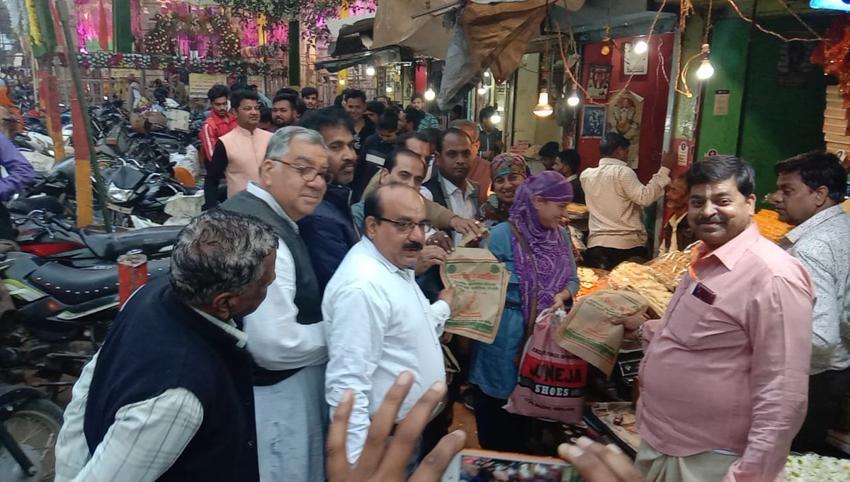 GSwachh's tweet photo. ग्वालियर में दुकानदरों को प्लास्टिक की जगह कपड़े से बने थैले का उपयोग करने के लिए प्रेरित किया गया और उनसे निवेदन किया गया कि वे अन्य लोगों को भी प्लास्टिक के खिलाफ इस मुहिम में भागीदार बनाएं और प्लास्टिक के इस्तेमाल से अपने पर्यावरण को बचाएं ।
@SwachhBharatGov 
#SwachhGwalior https://t.co/5QDLgwkfwM