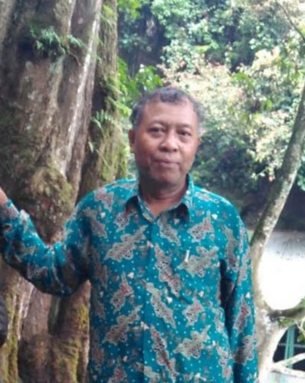 Innalilahiwainailaihirojiun, Setelah insiden sungai sempor kini warga SMK NEGERI 1 SEYEGAN kehilangan guru tercinta Bapak Yuni Arso, setelah sekian lama terbaring di Rumah sakit. Semoga Khusnul Khotimah Amin 🙏🏻