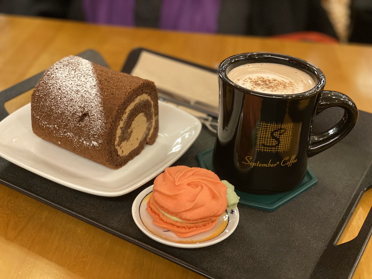 abrowncouple's tweet photo. Tried a new cafe this weekend. ☕️ 🍰 😋

#septembercoffee #cake #hotchocolate #macaroons #cafe #abcinkorea🇰🇷 #fooddiaries https://t.co/Ggm66lKPws