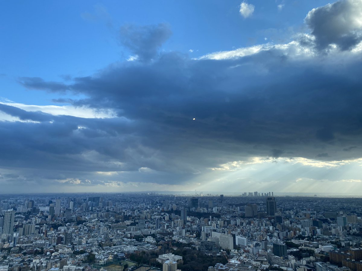 Tomomi Kiji Twitter પર 六本木ヒルズ森美術館より 天気の子 のワンシーンみたいな空 天気の子 今空