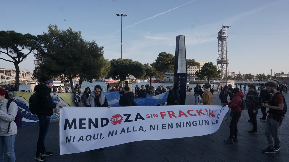 guarapitu's tweet photo. Barcelona en la jornada de solidaritat internacional contra el #Fracking. Aturem importacions del gas de #VacaMuerta i el #DumpingAmbiental #FrackingNo https://t.co/Z9XzIl2jN1
