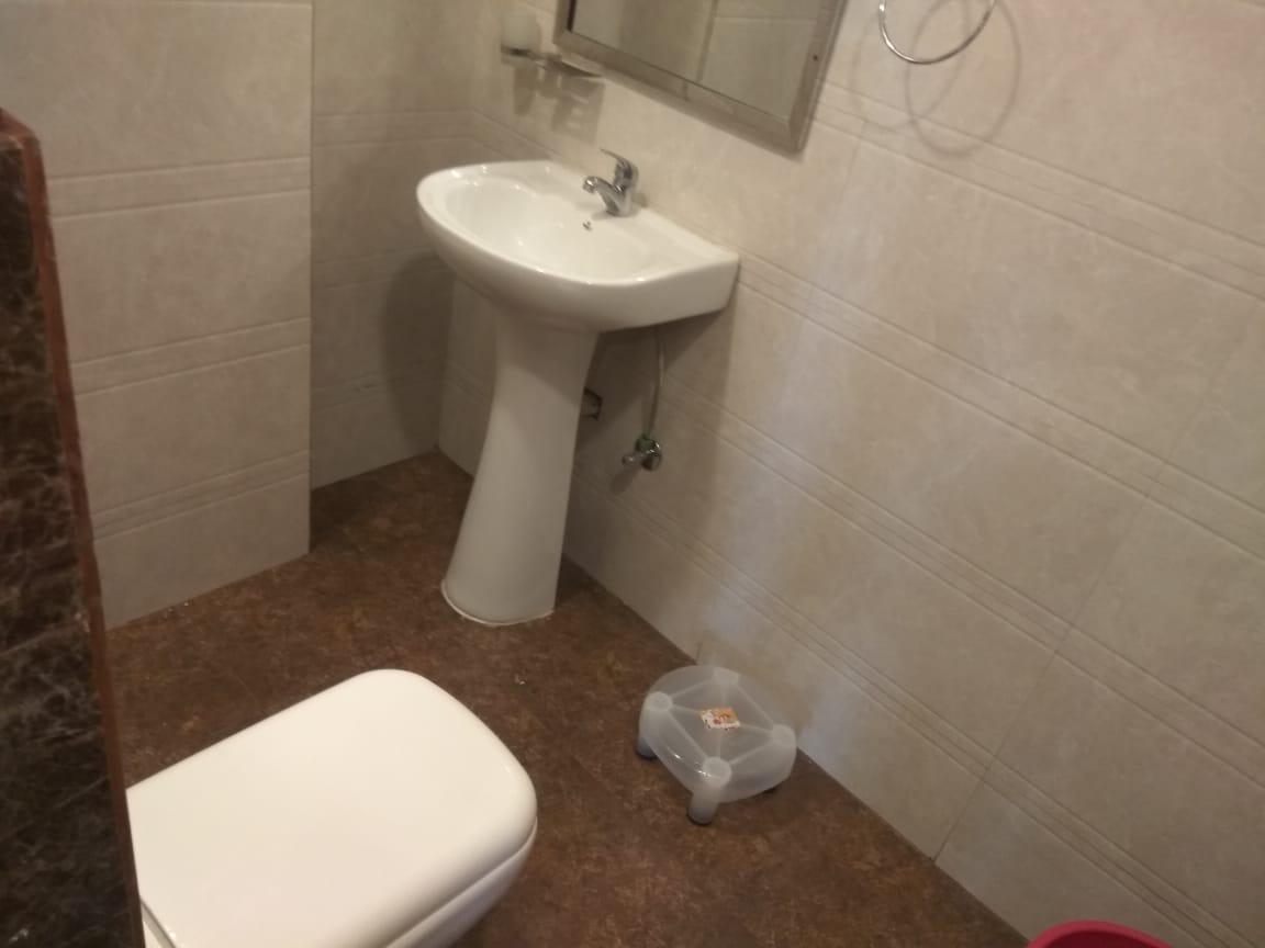 SecondecasaH's tweet photo. Luxurious living space available for rent in DLF phase2 - M block - Near DLF Square for Girls 
Premium rooms available in fully furnished 4bhk,
Available on single /double occupancy.
Contact us at 9958486683

#livingspace #rentalspace #rentalproperty #propertyforrent #secondecasa https://t.co/SERhby6hkw