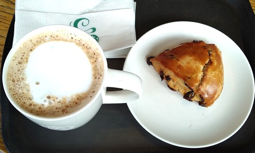 Starbucksの葡萄司康と咖啡密斯朵
あたためてもらったレーズンスコーンとミルクいっぱいコーヒーがうれしい