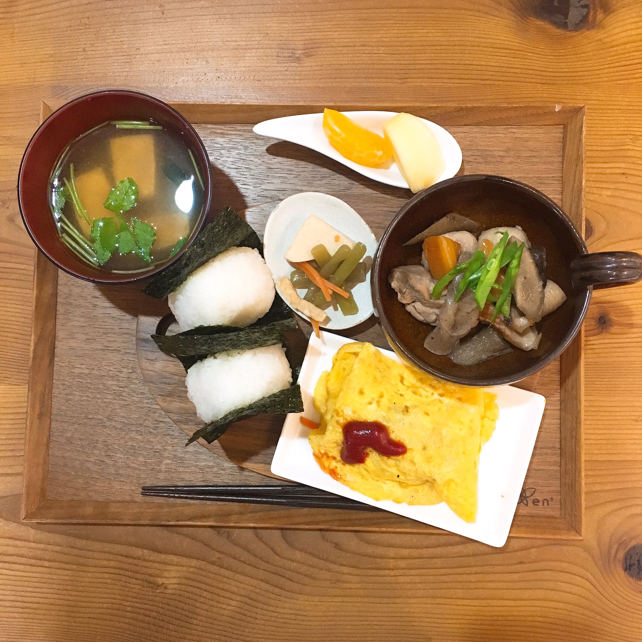 内田絢子 Junko Uchida モーニング コレクション 神戸三ノ宮の高架下にあるエンタスの朝ごはん 白い割烹着に赤い三角巾を身に付けた笑顔いっぱいのお母さんが作ってくれる 季節を感じられるワンコインモーニング 愛情を込めて