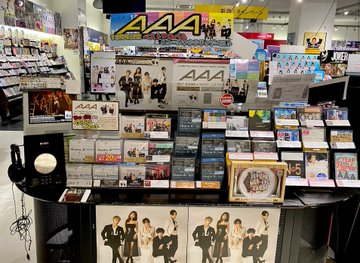 HMV_Nagoya's tweet photo. 【 #AAA  】ベストアルバム、MUSIC CLIPS集発売中🧡💜💛💗💙

アルバムはカレンダー、Music Clip集はポストカードが特典です🌟
カレンダーの中身を少しだけ…👀（画像2）

また、対象タイトル購入でコースタープレゼント中✊🎁

#AAABEST https://t.co/mZcodzgnGg