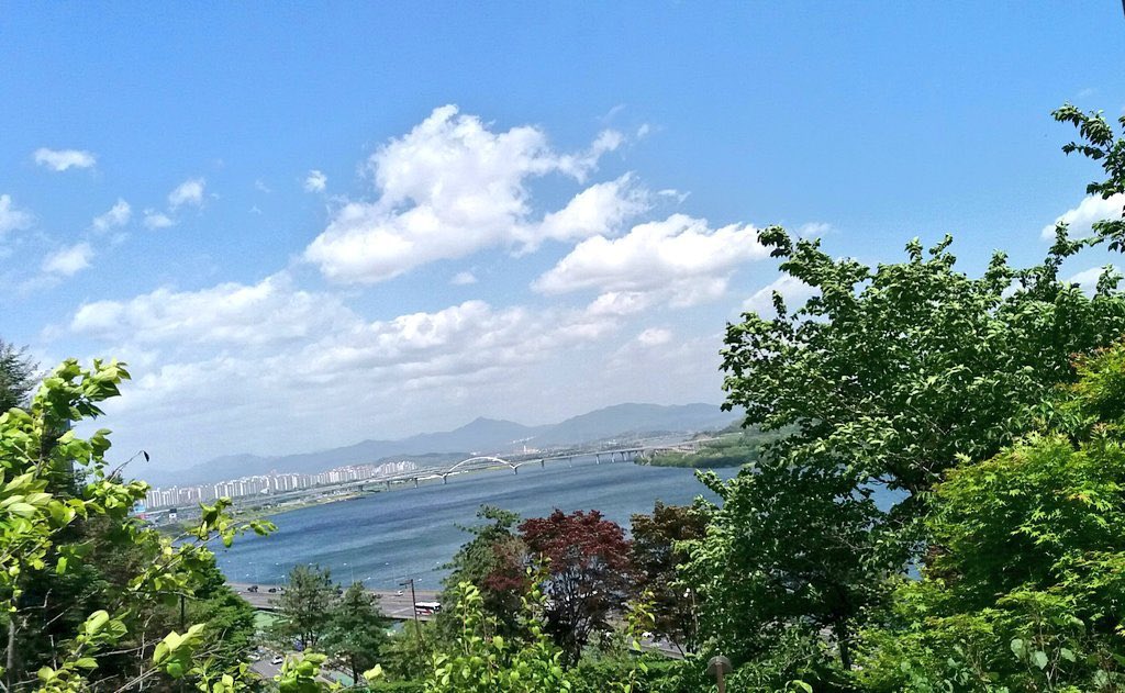 마지막 분신마저
훨훨 떠나보내는 홀씨처럼
벗어야할 허물 다
털어내도 좋은
망각의 강하나 흐르게
하고싶다
언젠가 날떠날
너를 위해 언젠가
네가 떠날 날위해
망각의 강하나
가슴에 흐르게 하고싶다

🏖망각의 강하나 흐르게 하고싶다/ 박소향