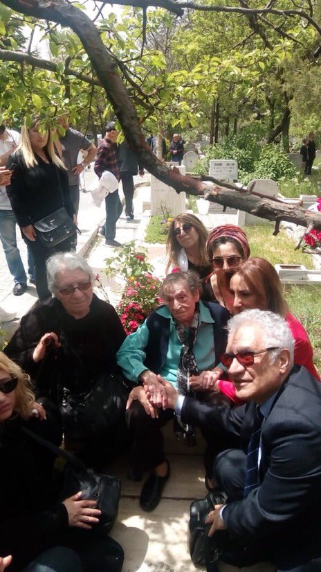 Büyük hukukçu “Halit Ağabey”in değerli eşi ve mücadele arkadaşı, devrimcilerin “Şekibe ablası” sayın Şekibe Çelenk’i yitirdik.
Başımız sağolsun..