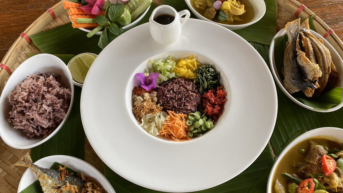 nanseasons's tweet photo. เซ็ตอาหารปักษ์ใต้ แกงเหลืองปลาทู แกงไตปลา ปลาเค็มทอด ไก้ต้มขมิ้น ปลาทอดขมิ้น ข้าวสวย ผักเคียง และ ข้าวยำ ราคาแค่ 693 บาท อิ่มอร่อยได้ 2-3 คน ที่ร้านเดอะเลม่อนกราส (น่าน ซีซั่นส์) พิกัด: บ.หนองเต่า/แช่แห้ง โทร: 054059630 #อาหารปักษ์ใต้ #ข้าวยำ #แกงเหลือง #แกงไตปลา #nanseasons https://t.co/HRoCbLXGJP