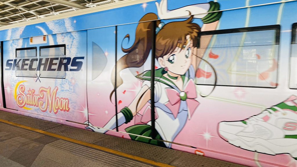 BTS_SkyTrain's tweet photo. 💫"เซเลอร์มูน" ตัวแทนแห่งดวงจันทร์​ จะลงทัณฑ์เธอเอง!! แต่แอดมิน​ "รักตะเอง" จะส่งเธอเอง​ ไปทุกวัน!!! 💛

📸สาวกเซเลอร์มูนอย่าลืมไปถ่ายภาพกับขบวนรถไฟฟ้าสาย SKECHERS x Sailor Moon ที่พร้อมให้บริการแล้วในสายสุขุมวิท และสายสีลมครับ

#SailorMoonThailandFanclub https://t.co/DH1Mm3Qdrd