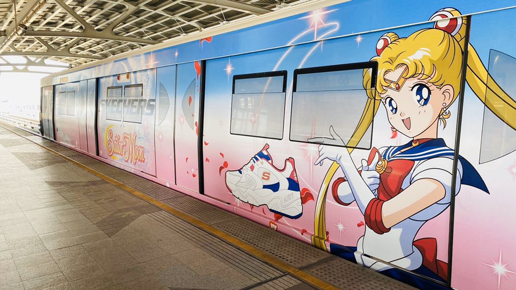 BTS_SkyTrain's tweet photo. 💫"เซเลอร์มูน" ตัวแทนแห่งดวงจันทร์​ จะลงทัณฑ์เธอเอง!! แต่แอดมิน​ "รักตะเอง" จะส่งเธอเอง​ ไปทุกวัน!!! 💛

📸สาวกเซเลอร์มูนอย่าลืมไปถ่ายภาพกับขบวนรถไฟฟ้าสาย SKECHERS x Sailor Moon ที่พร้อมให้บริการแล้วในสายสุขุมวิท และสายสีลมครับ

#SailorMoonThailandFanclub https://t.co/DH1Mm3Qdrd