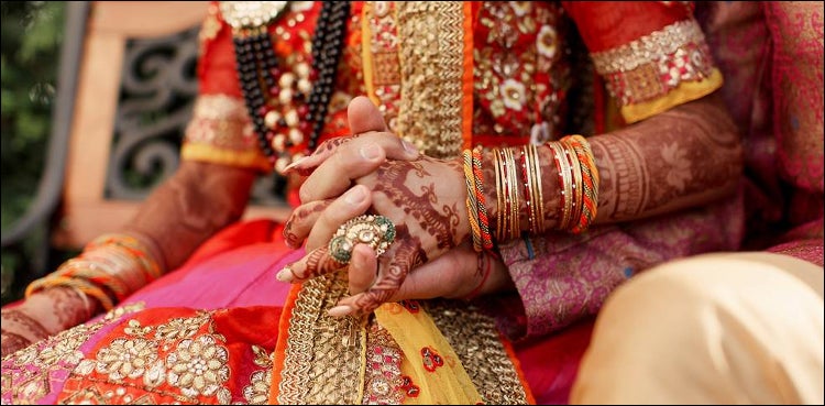 بہاولپور: عدالت نے اجازت کے بغیر دوسری شادی کرنے پر عرفان حسین کوایک سال قیداور5لاکھ روپےجرمانےکاحکم دے دیا ، عدالتی فیصلےکےبعدملزم شوہرکوجیل منتقل کردیا گیا